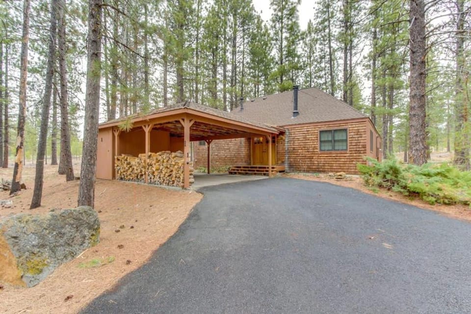 Cabin-style home with hot tub SHARC passes central location near skiing & golf Cabin in Sunriver