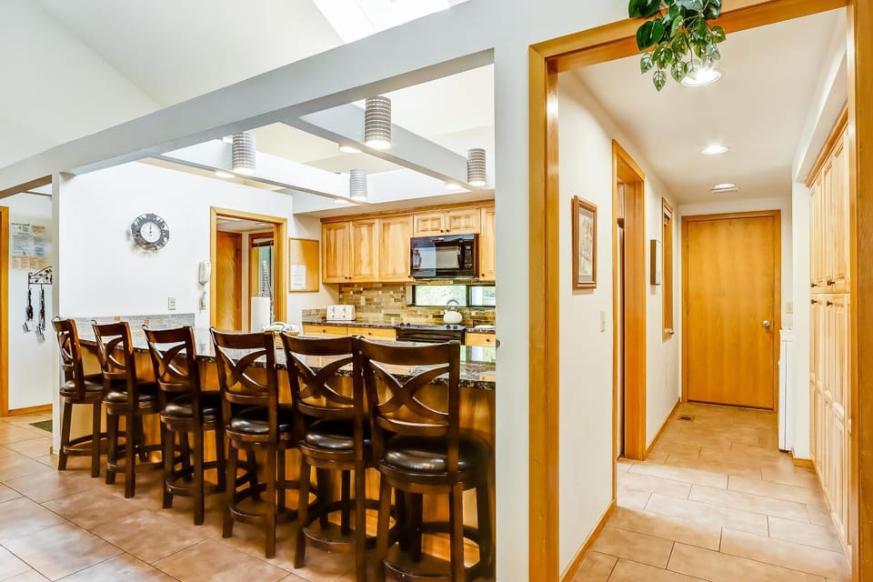Vintage mountain home with private hot tub & SHARC access - dogs welcome House in Sunriver