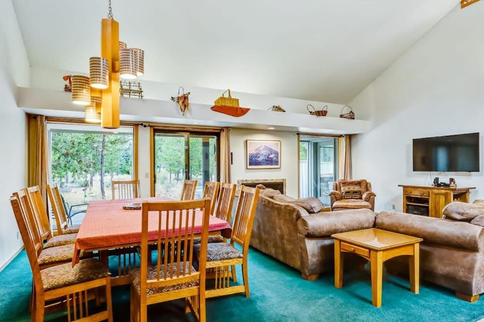 Vintage mountain home with private hot tub & SHARC access - dogs welcome House in Sunriver