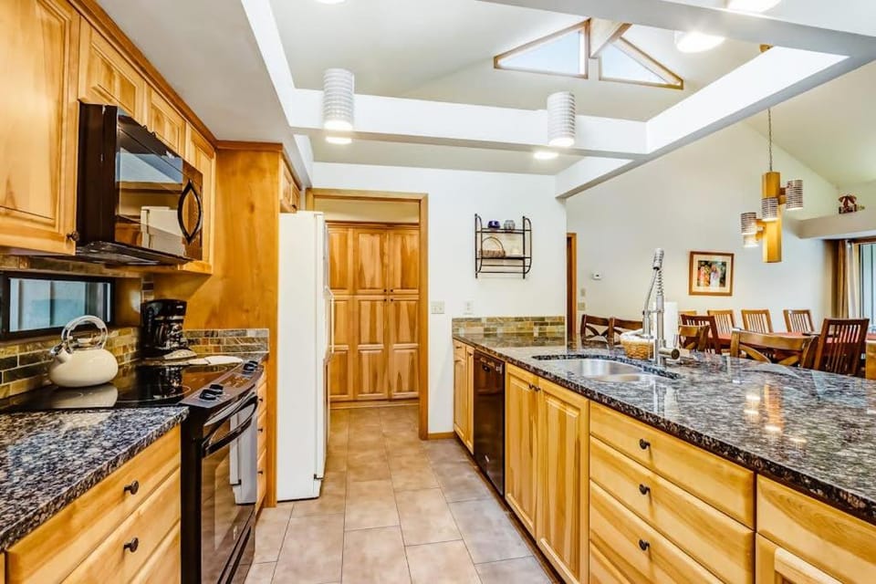 Vintage mountain home with private hot tub & SHARC access - dogs welcome House in Sunriver