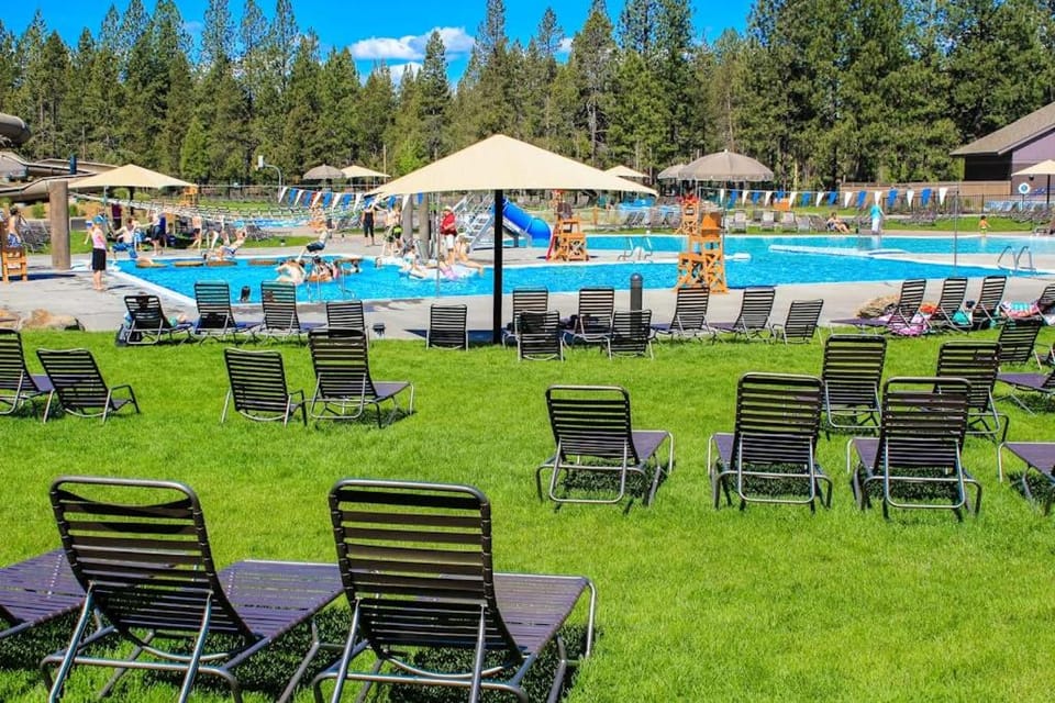 Vintage mountain home with private hot tub & SHARC access - dogs welcome House in Sunriver