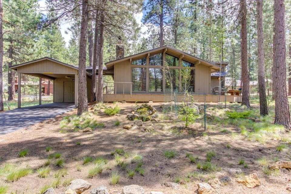 Pets allowed shared pool access & hot tub and central AC House in Sunriver