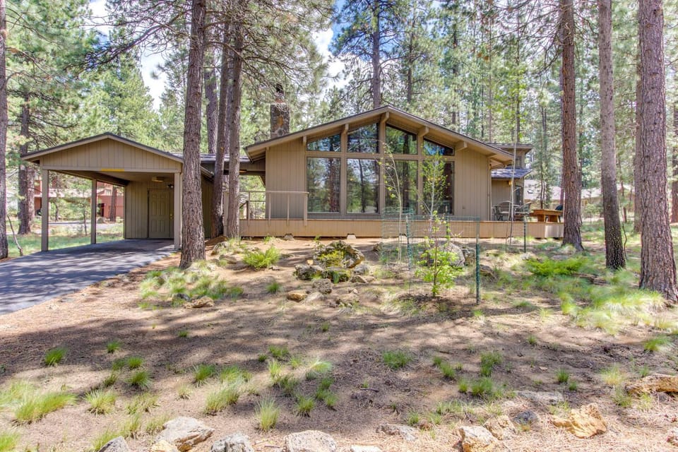 Pets allowed shared pool access & hot tub and central AC House in Sunriver