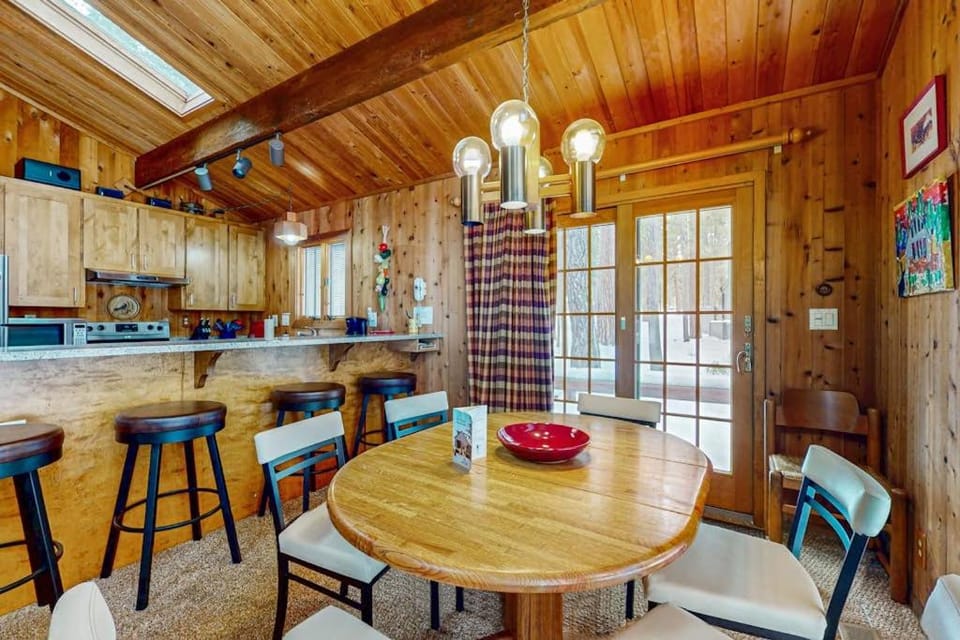 Pets allowed shared pool access & hot tub and central AC House in Sunriver