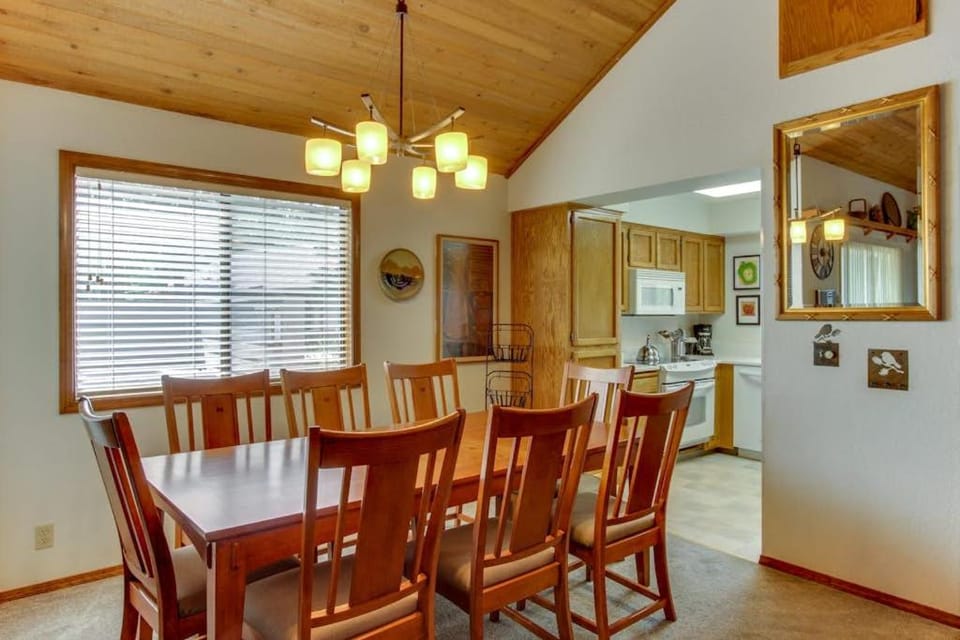 Private hot tub & 8 sharc passes at this convenient & spacious home House in Sunriver