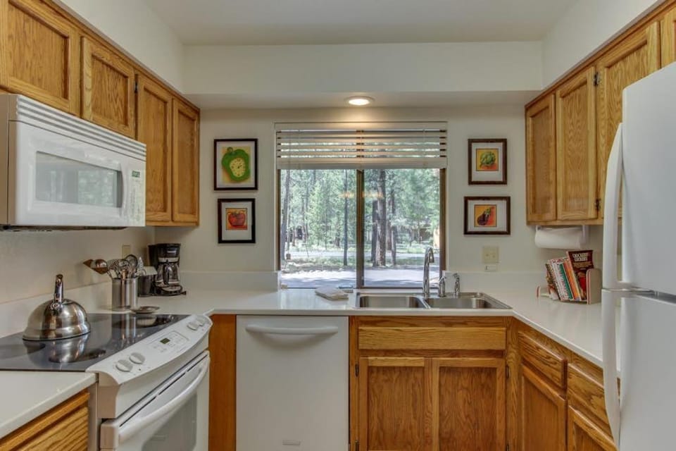 Private hot tub & 8 sharc passes at this convenient & spacious home House in Sunriver