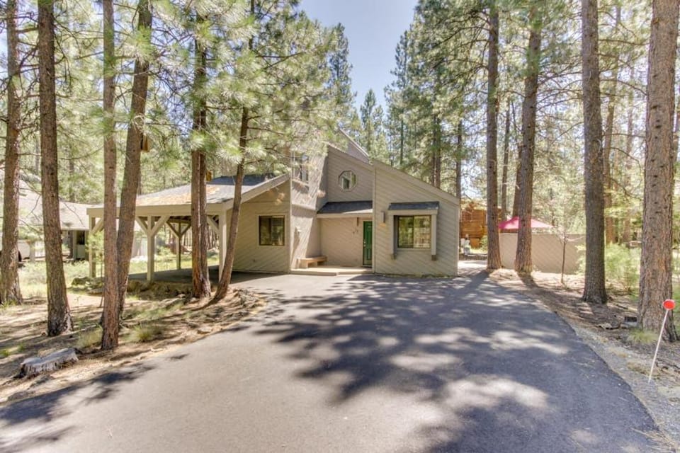 Private hot tub & 8 sharc passes at this convenient & spacious home House in Sunriver