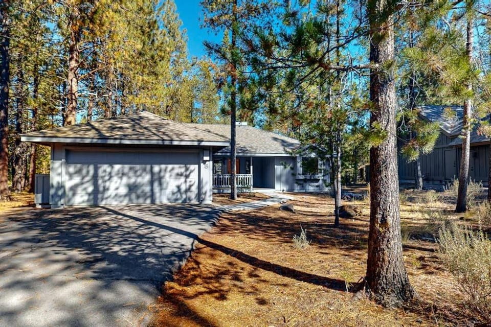 Bright Modern Home with Private Hot Tub - Central Location Free SHARC Access House in Sunriver