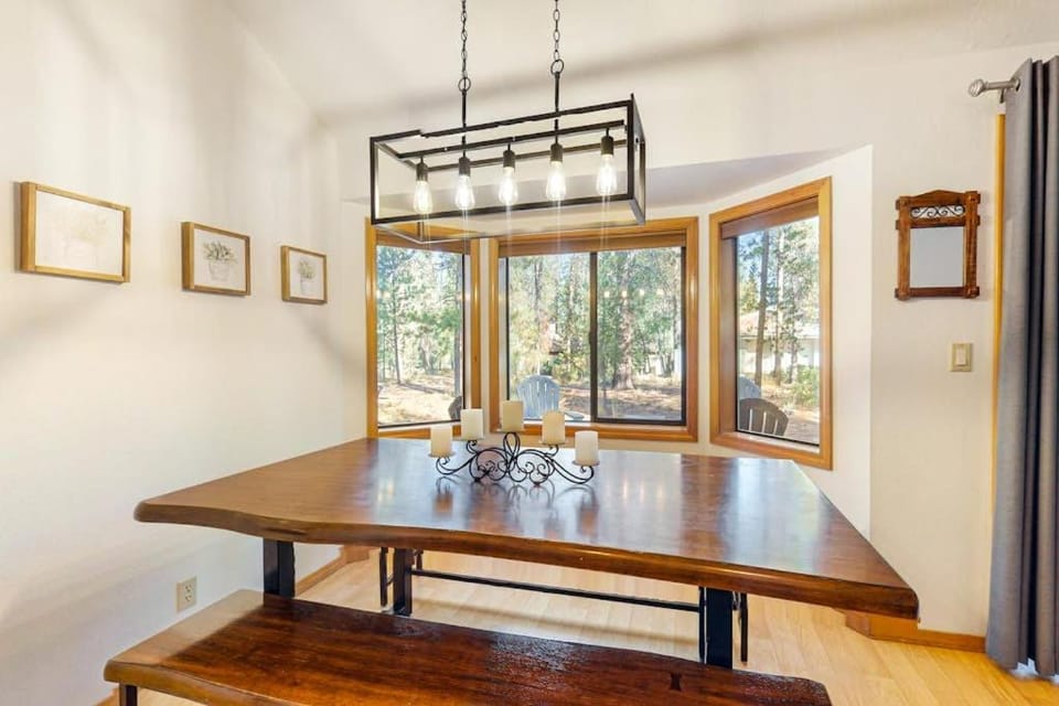 Bright Modern Home with Private Hot Tub - Central Location Free SHARC Access House in Sunriver
