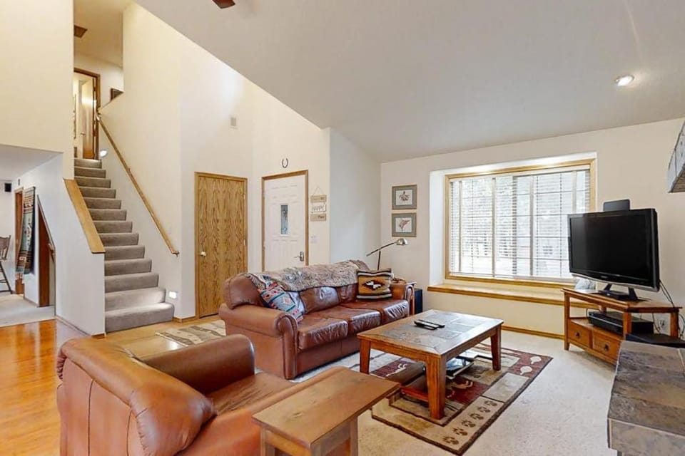 Modern home with game room SHARC passes deck & bikes - 2 miles to Village House in Sunriver
