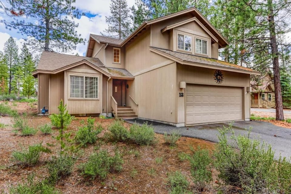 Modern home with game room SHARC passes deck & bikes - 2 miles to Village House in Sunriver