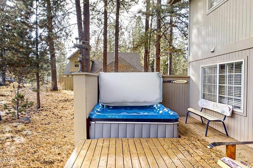 Modern home with game room SHARC passes deck & bikes - 2 miles to Village House in Sunriver