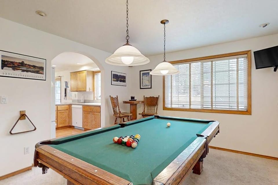 Modern home with game room SHARC passes deck & bikes - 2 miles to Village House in Sunriver