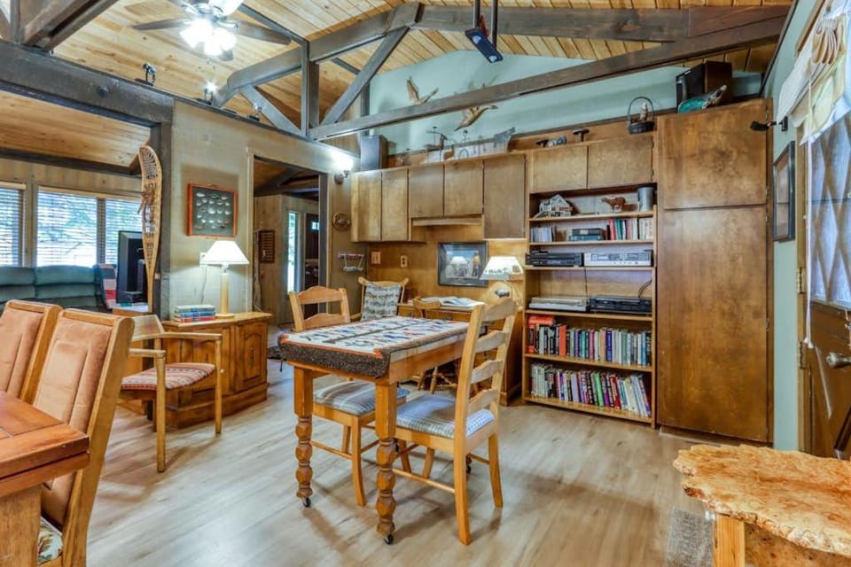 Dog-Friendly Cabin Close to the Village - SHARC Passes Included Cabin in Sunriver