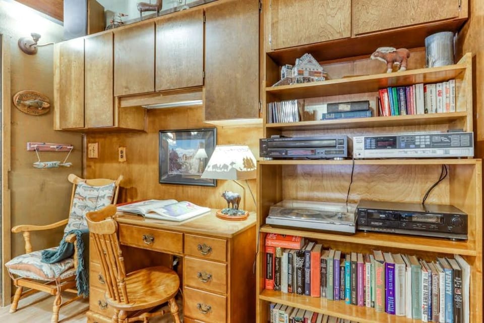 Dog-Friendly Cabin Close to the Village - SHARC Passes Included Cabin in Sunriver