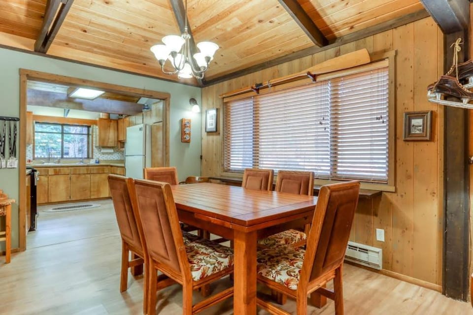 Dog-Friendly Cabin Close to the Village - SHARC Passes Included Cabin in Sunriver