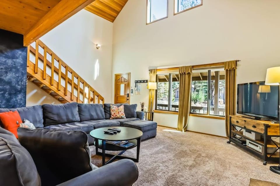 Renovated Lodge with Private Hot Tub SHARC Passes and Shared Pool - Dogs OK House in Sunriver