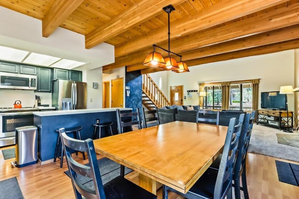 Renovated Lodge with Private Hot Tub SHARC Passes and Shared Pool - Dogs OK House in Sunriver