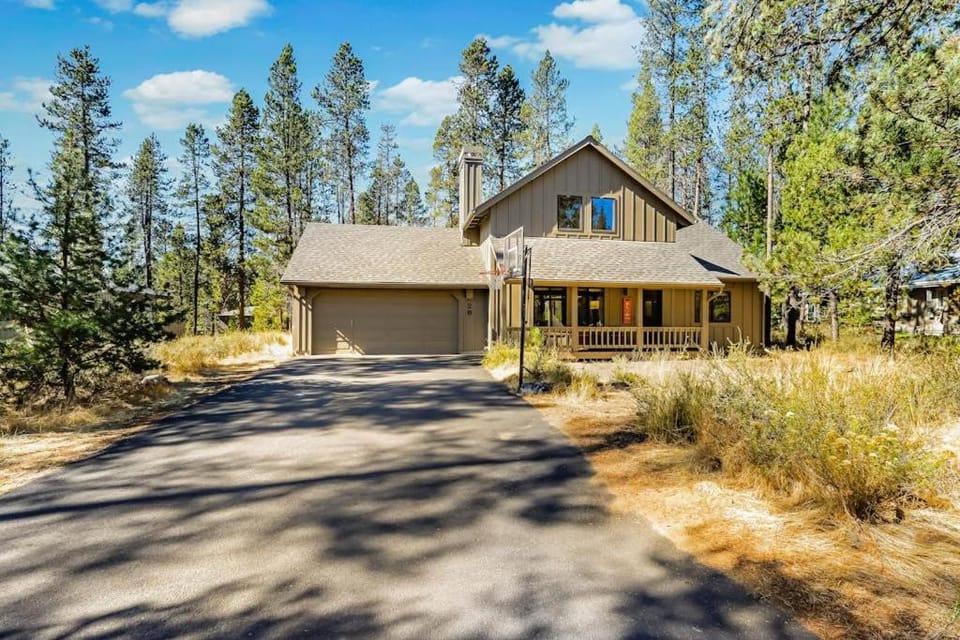 Renovated Lodge with Private Hot Tub SHARC Passes and Shared Pool - Dogs OK House in Sunriver