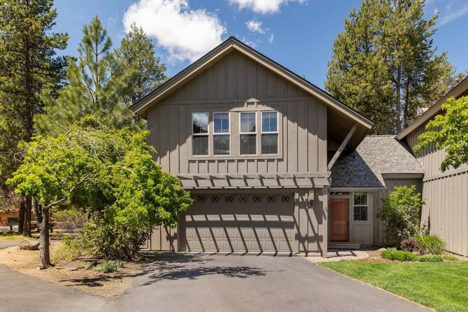 Dog-Friendly Home by Village with Private Hot Tub & SHARC Passes - On Bike Path House in Sunriver