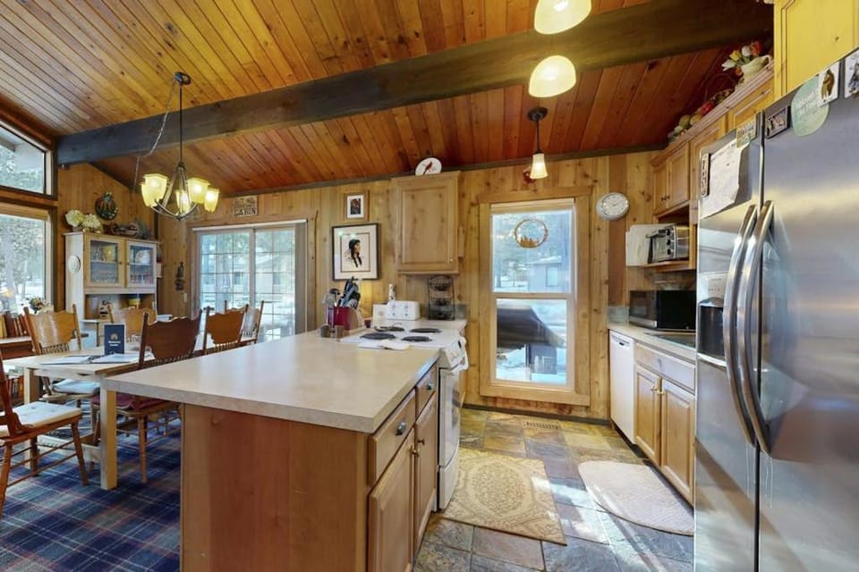 Serene home with deck private hot tub shared pool - plus 8 SHARC passes House in Sunriver