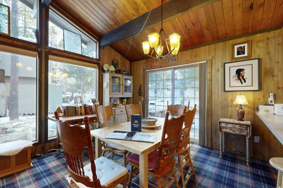 Serene home with deck private hot tub shared pool - plus 8 SHARC passes House in Sunriver