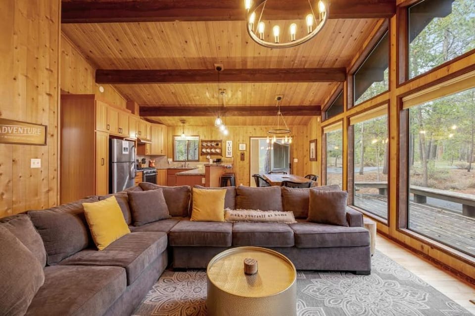 Comfortable remodeled cabin with entertainment & shared pool - 6 SHARC passes Cabin in Sunriver