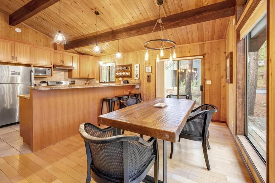 Comfortable remodeled cabin with entertainment & shared pool - 6 SHARC passes Cabin in Sunriver