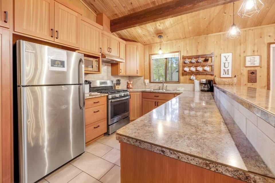 Comfortable remodeled cabin with entertainment & shared pool - 6 SHARC passes Cabin in Sunriver