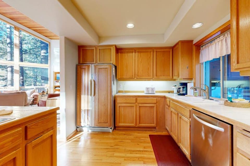 Elegant home with pool private hot tub game room deck & SHARC passes House in Sunriver