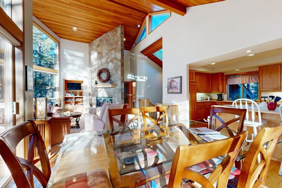 Elegant home with pool private hot tub game room deck & SHARC passes House in Sunriver
