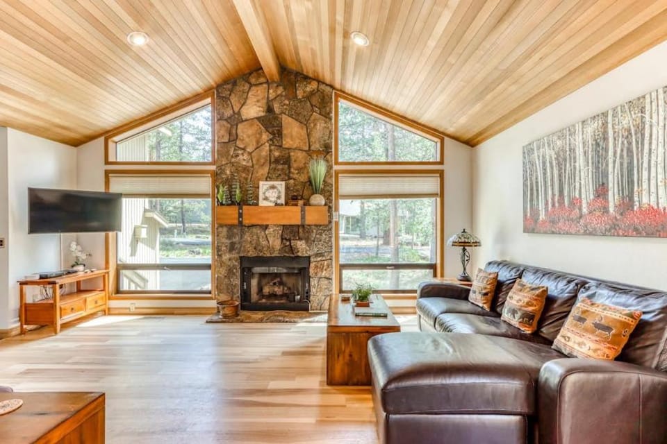 Large home with private hot tub shared pool & SHARC passes - dogs welcome House in Sunriver