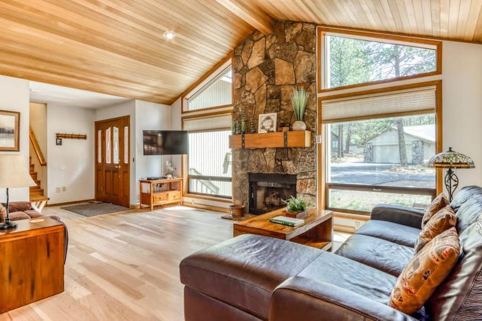 Large home with private hot tub shared pool & SHARC passes - dogs welcome House in Sunriver