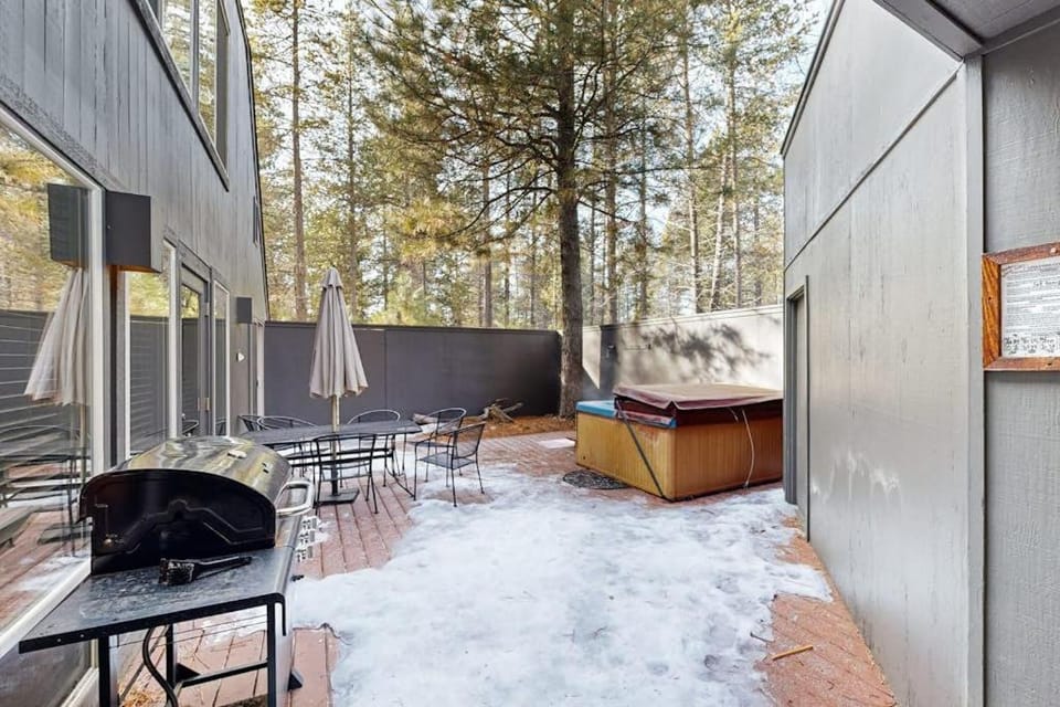 Cozy Dog-Friendly Home with Private Hot Tub Four SHARC Passes Close to Village House in Sunriver