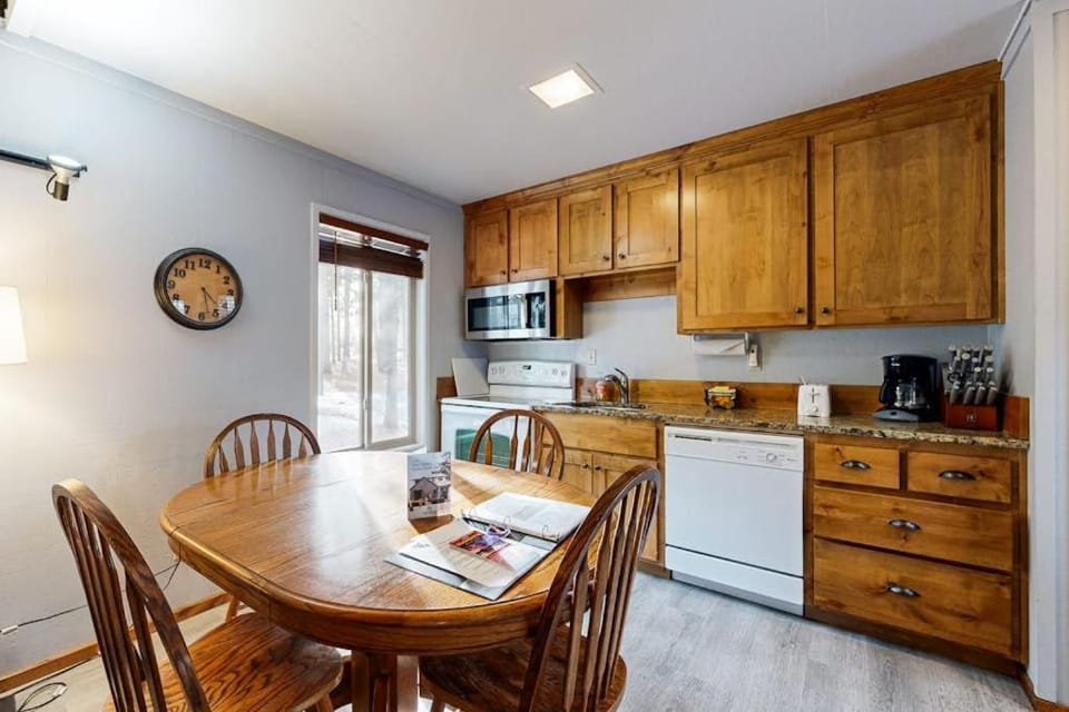Cozy Dog-Friendly Home with Four SHARC Passes Close to Village House in Sunriver