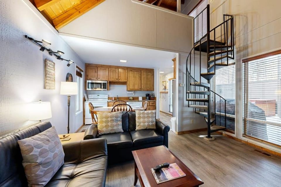 Cozy Dog-Friendly Home with Private Hot Tub Four SHARC Passes Close to Village House in Sunriver