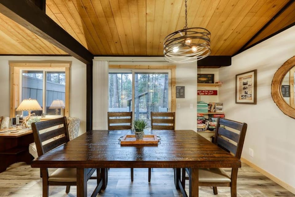 Remodeled home with hot tub SHARC passes & close to Sunriver Village - dogs OK House in Sunriver