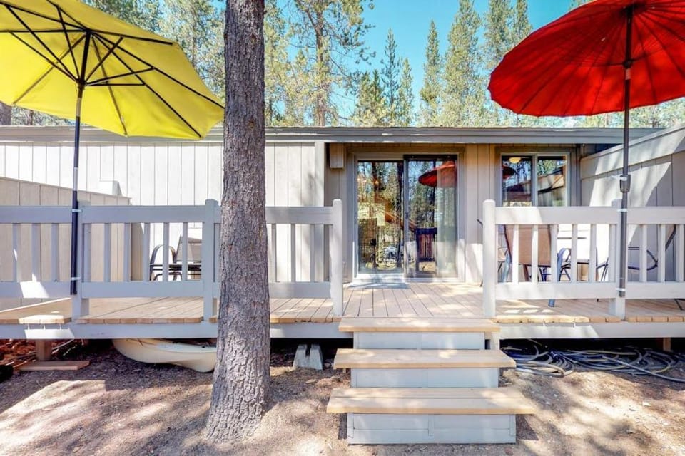 Remodeled home with hot tub SHARC passes & close to Sunriver Village - dogs OK House in Sunriver