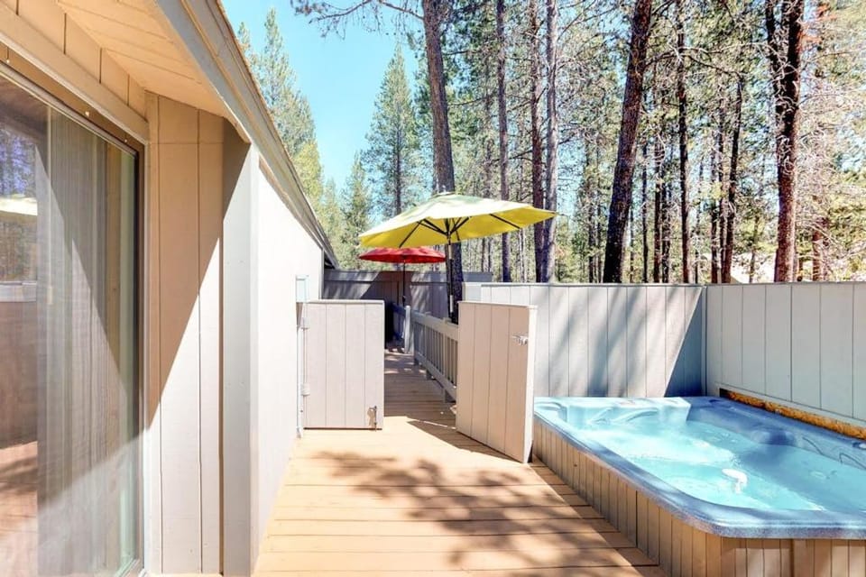 Remodeled home with hot tub SHARC passes & close to Sunriver Village - dogs OK House in Sunriver