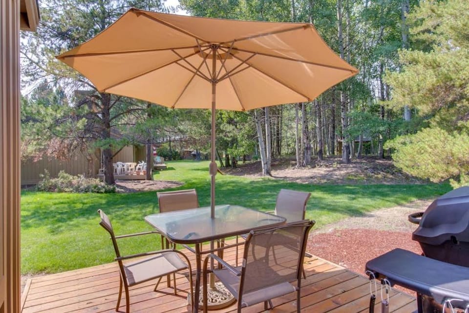Open & modern condo with pool hot tub fireplace & W&D House in Sunriver