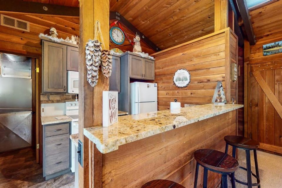Cozy cabin with private hot tub deck grill central AC & W&D - dog-friendly Cabin in Sunriver