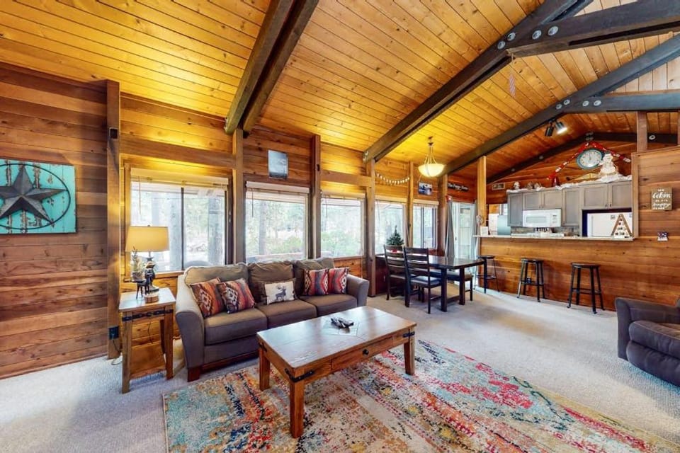 Cozy cabin with private hot tub deck grill central AC & W&D - dog-friendly Cabin in Sunriver