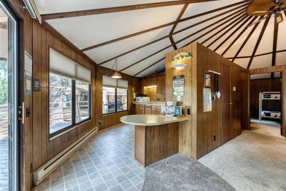Yurt-style Home with Wraparound Deck SHARC Passes & WiFi House in Sunriver