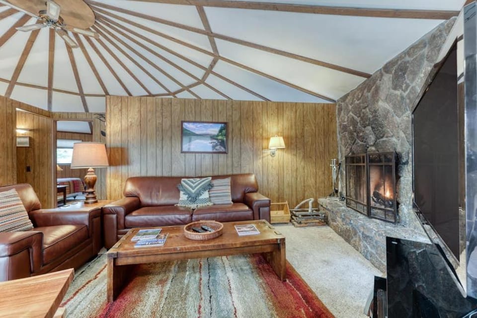 Yurt-style Home with Wraparound Deck SHARC Passes & WiFi House in Sunriver