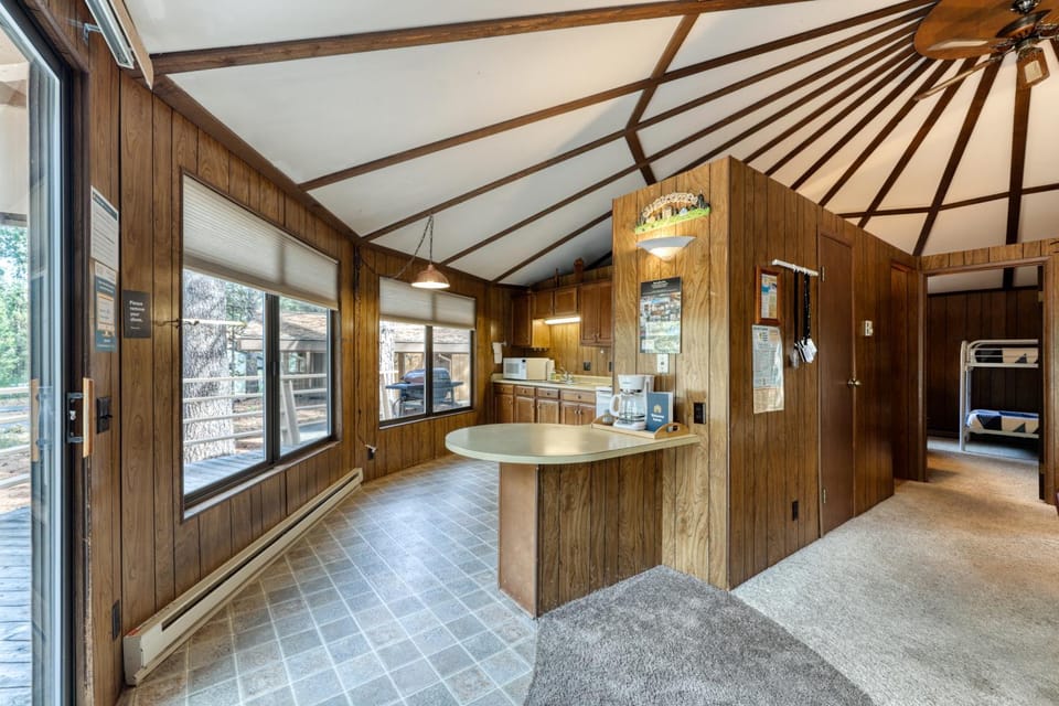 Yurt-style Home with Wraparound Deck SHARC Passes & WiFi House in Sunriver