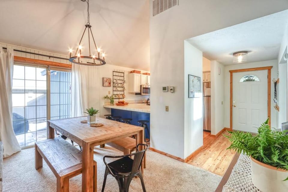 Modern home with free WiFi private hot tub shared pool & SHARC passes House in Sunriver