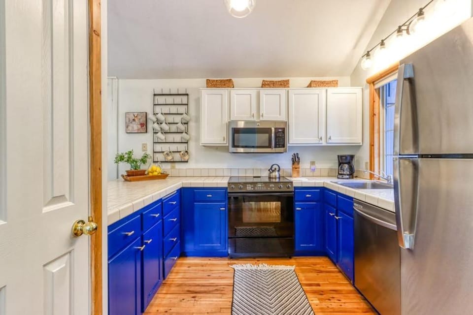 Modern home with free WiFi private hot tub shared pool & SHARC passes House in Sunriver