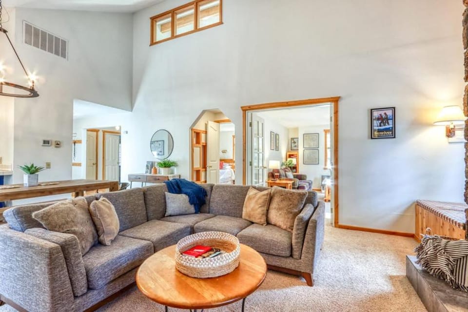Modern home with free WiFi private hot tub shared pool & SHARC passes House in Sunriver