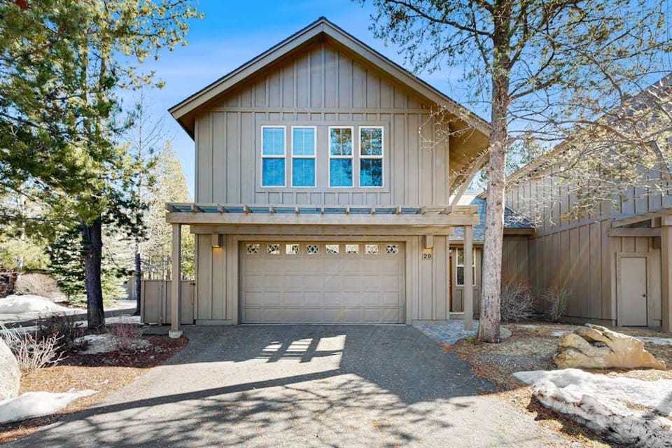 Luxurious home near the SHARC & Village with private hot tub resort amenities House in Sunriver