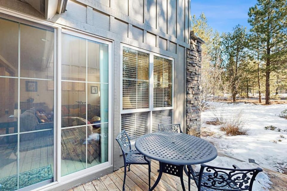 Luxurious home near the SHARC & Village with private hot tub resort amenities House in Sunriver